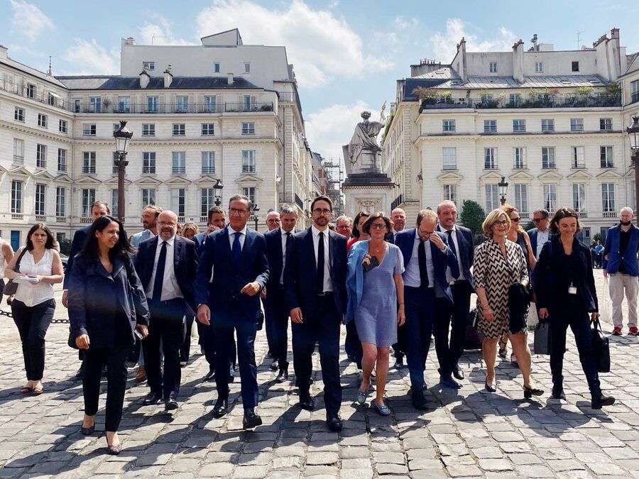 François GERNIGON et les députés du Groupe Horizons arrivent à l'Assemblée nationale, le 20 juin 2022.