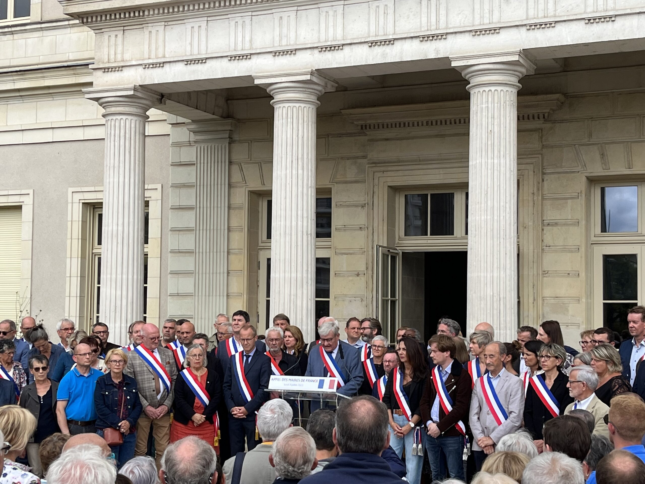 Rassemblement suite à l’Appel de l’Association des Maires de France