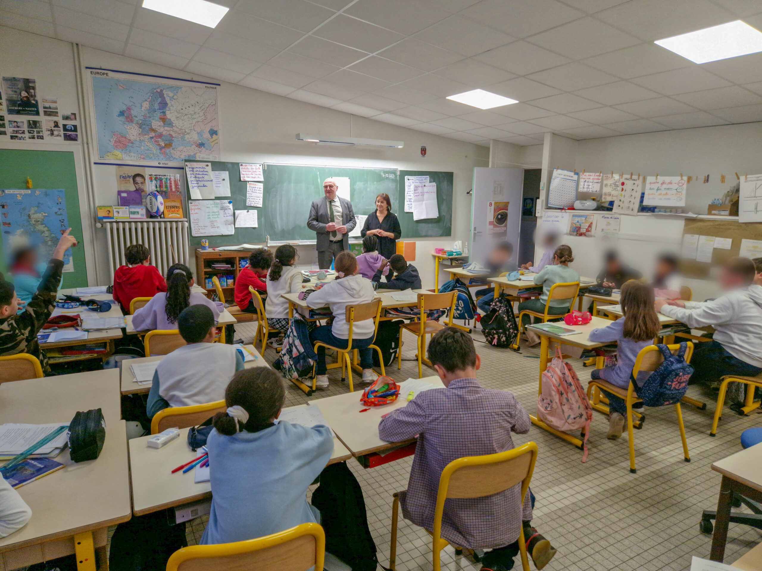 Visite à l’école élémentaire Henri Chiron à Angers dans le cadre du “Parlement des enfants”.