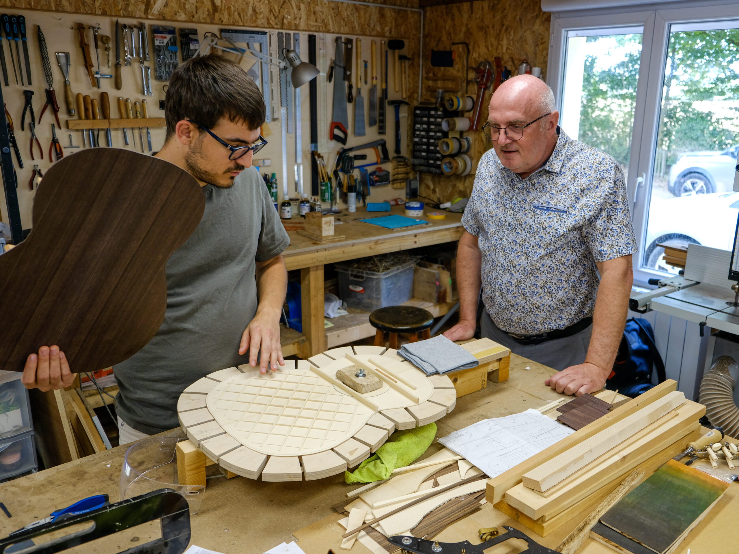 À la rencontre de Théo Pasquier, luthier au Plessis-Grammoire.