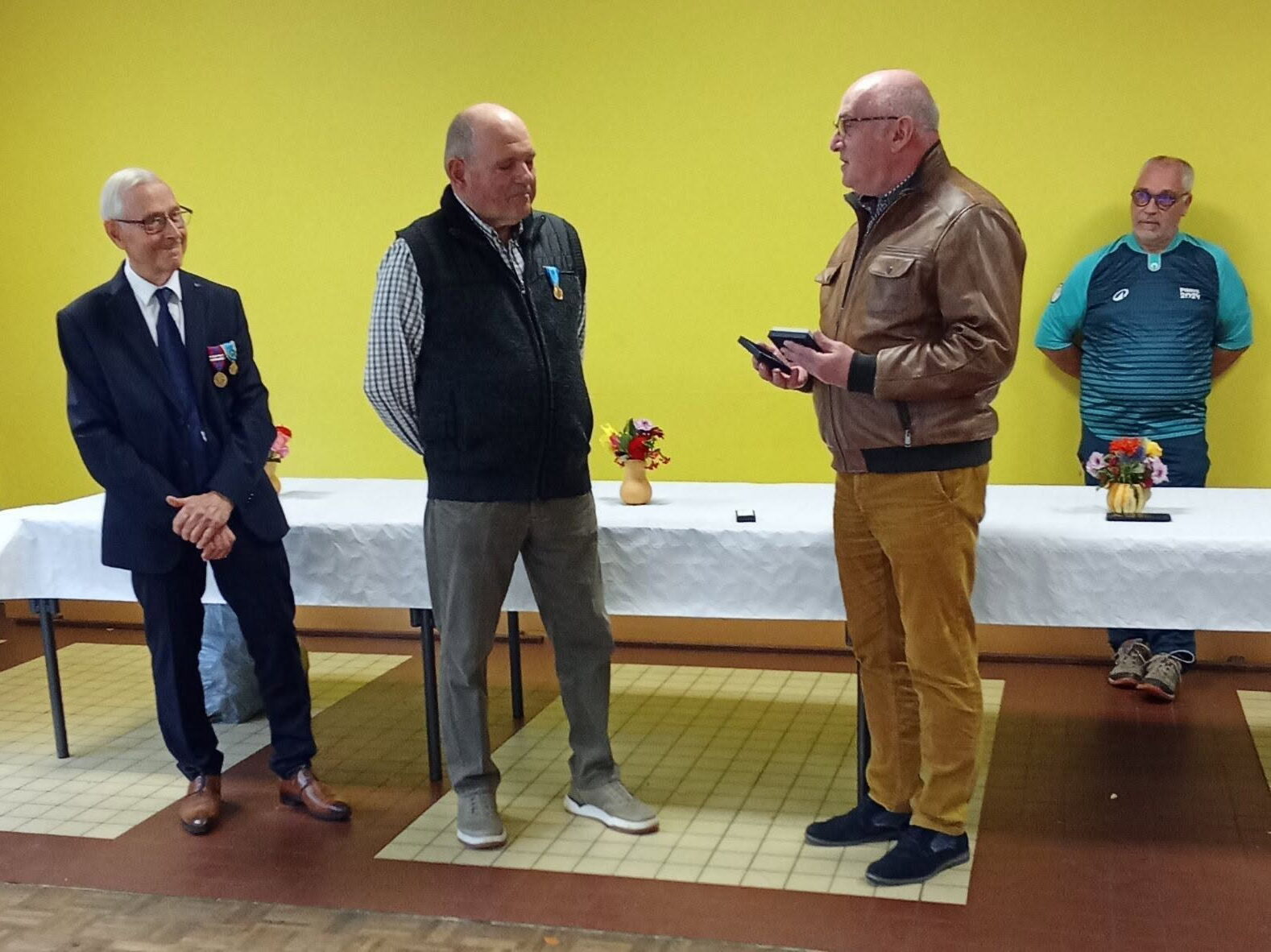 Remise de médaille de l’Assemblée nationale à J-C Landeau, Président de l’association Les Randonneurs des Trois Rivières