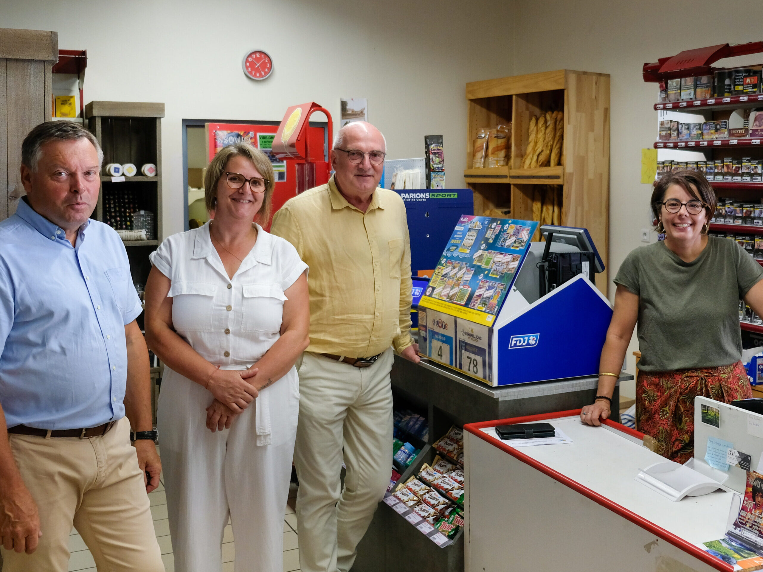 Poursuite de la visite à Sceaux-d&rsquo;Anjou avec les élus, le maire et la deuxième adjointe.
