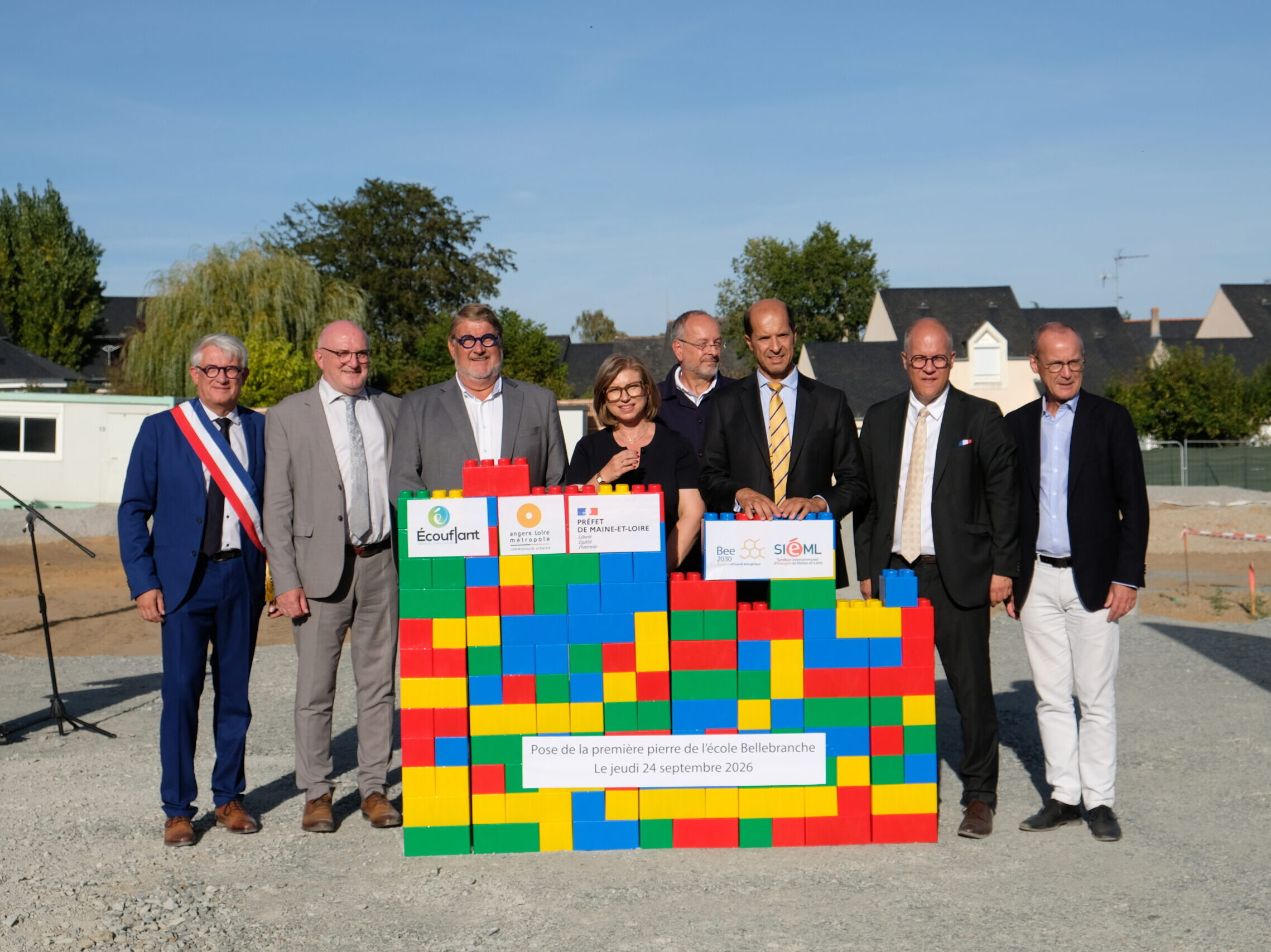 Pose de la première pierre de la future école Bellebranche, à Écouflant